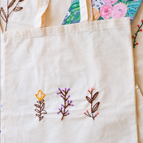 Flower embroidered tote bag, hand canvas bag, minimalistic reusable bag - Picture 1 of 5